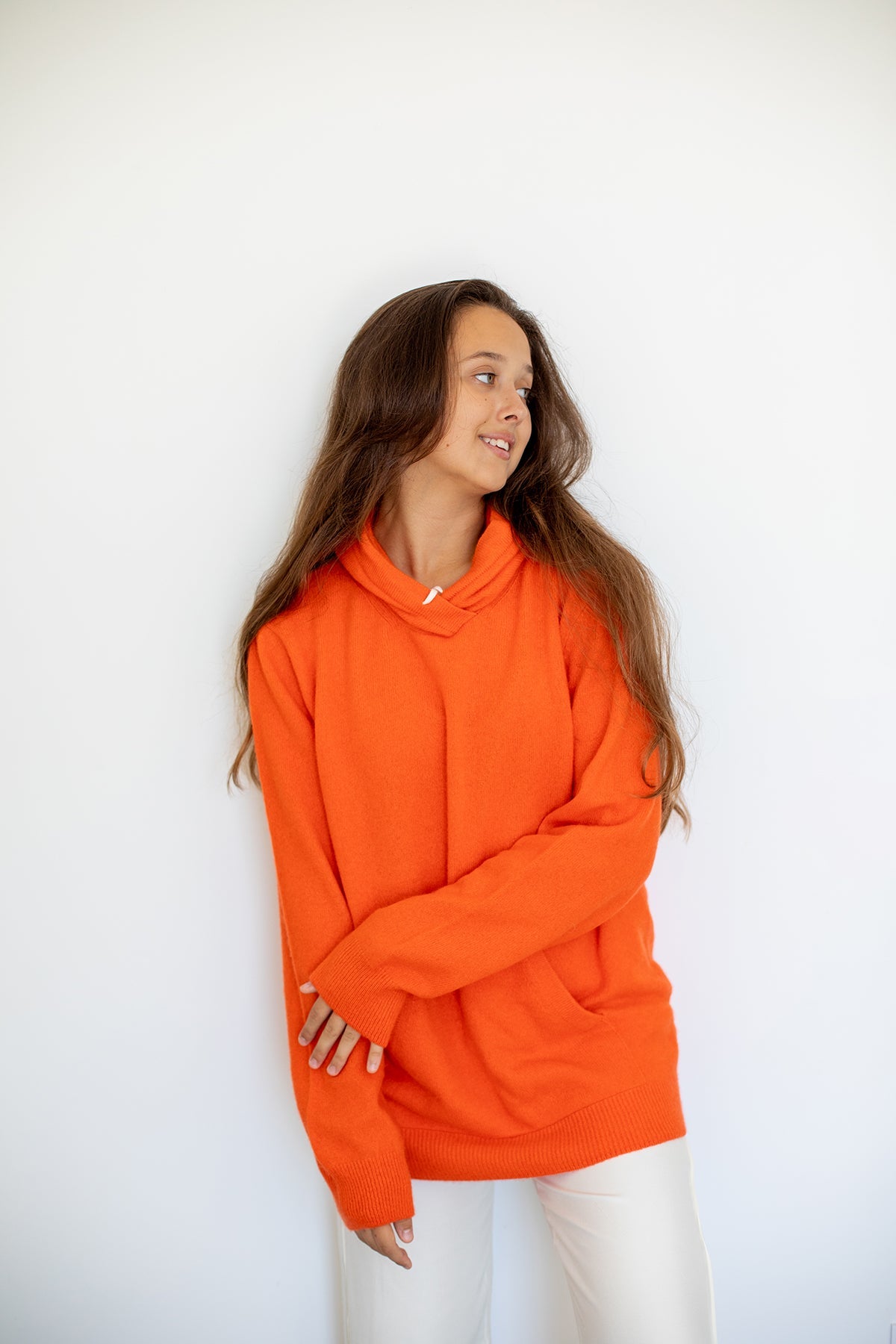 Nuage Cashmere Hoodie – Aperol – lifestyle photo