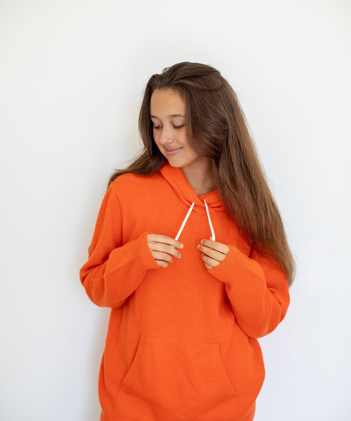 Nuage Cashmere Hoodie – Aperol – worn by a model