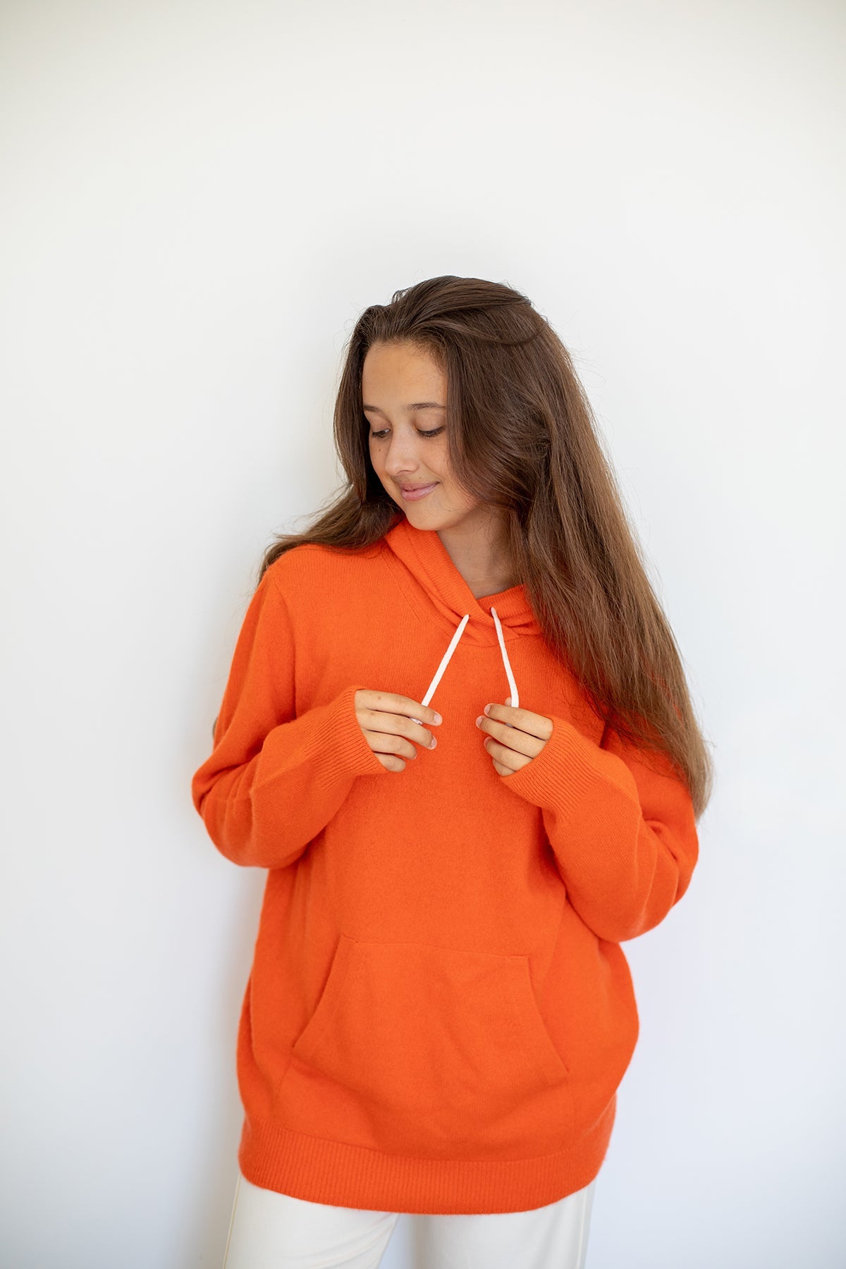 Nuage Cashmere Hoodie – Aperol – worn by a model
