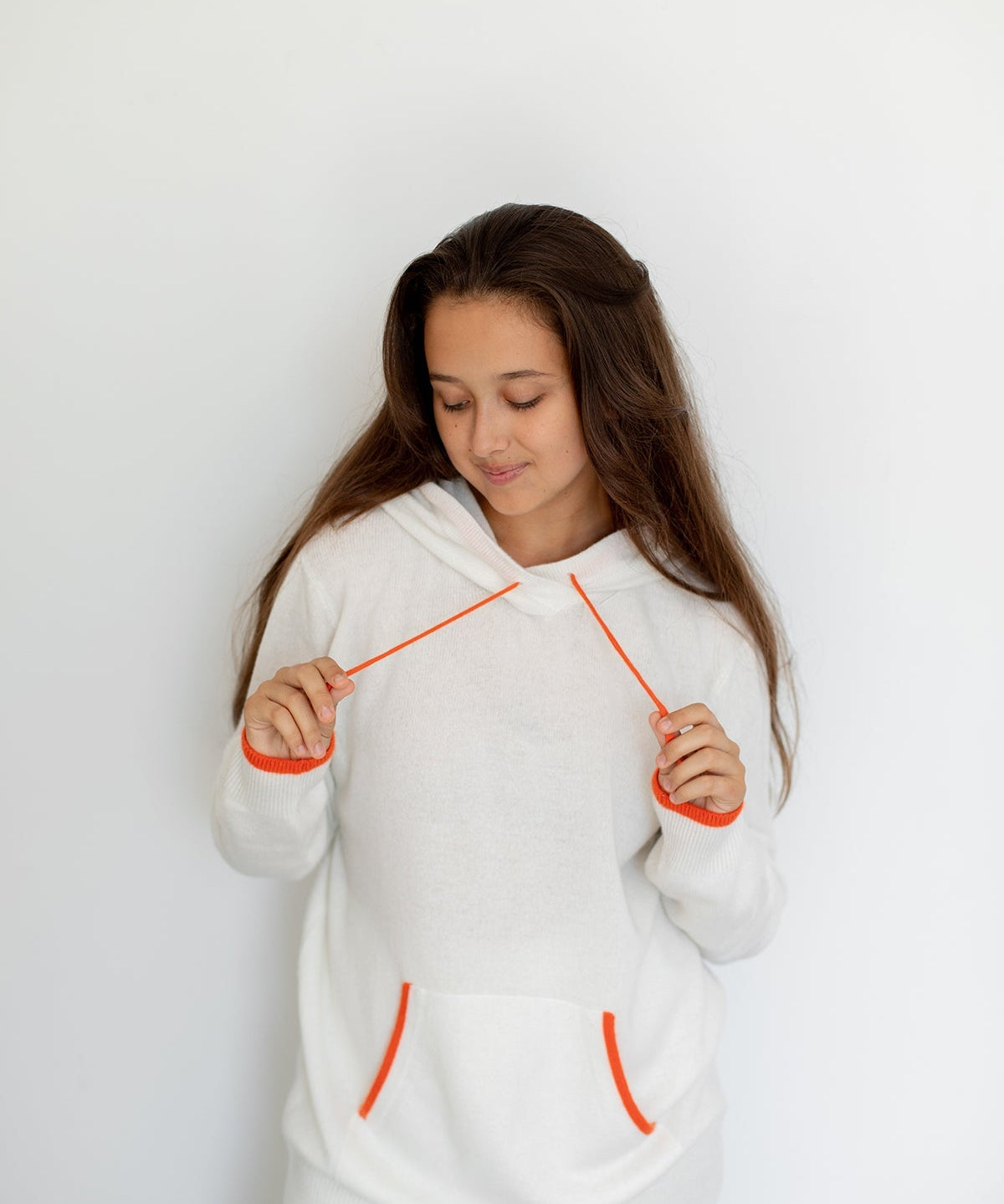 Nuage Cashmere Hoodie – White Angel – worn by a model