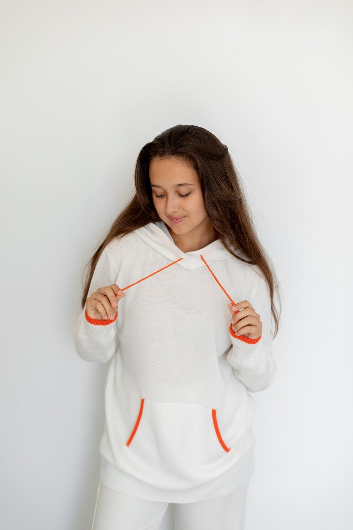 Nuage Cashmere Hoodie – White Angel – worn by a model