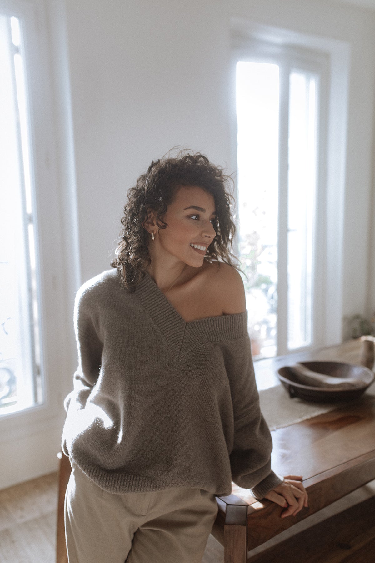 Iconic V-Neck Jumper – Cappuccino – view 3