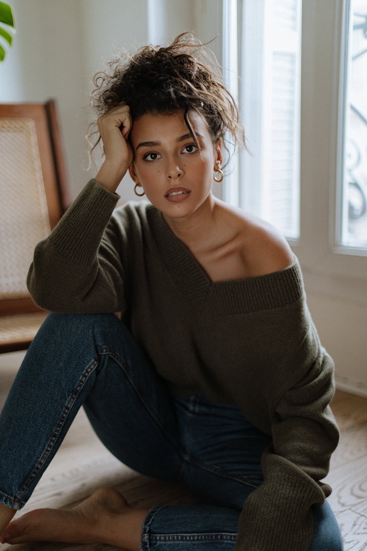 Iconic V-Neck Jumper – Olive – view 3