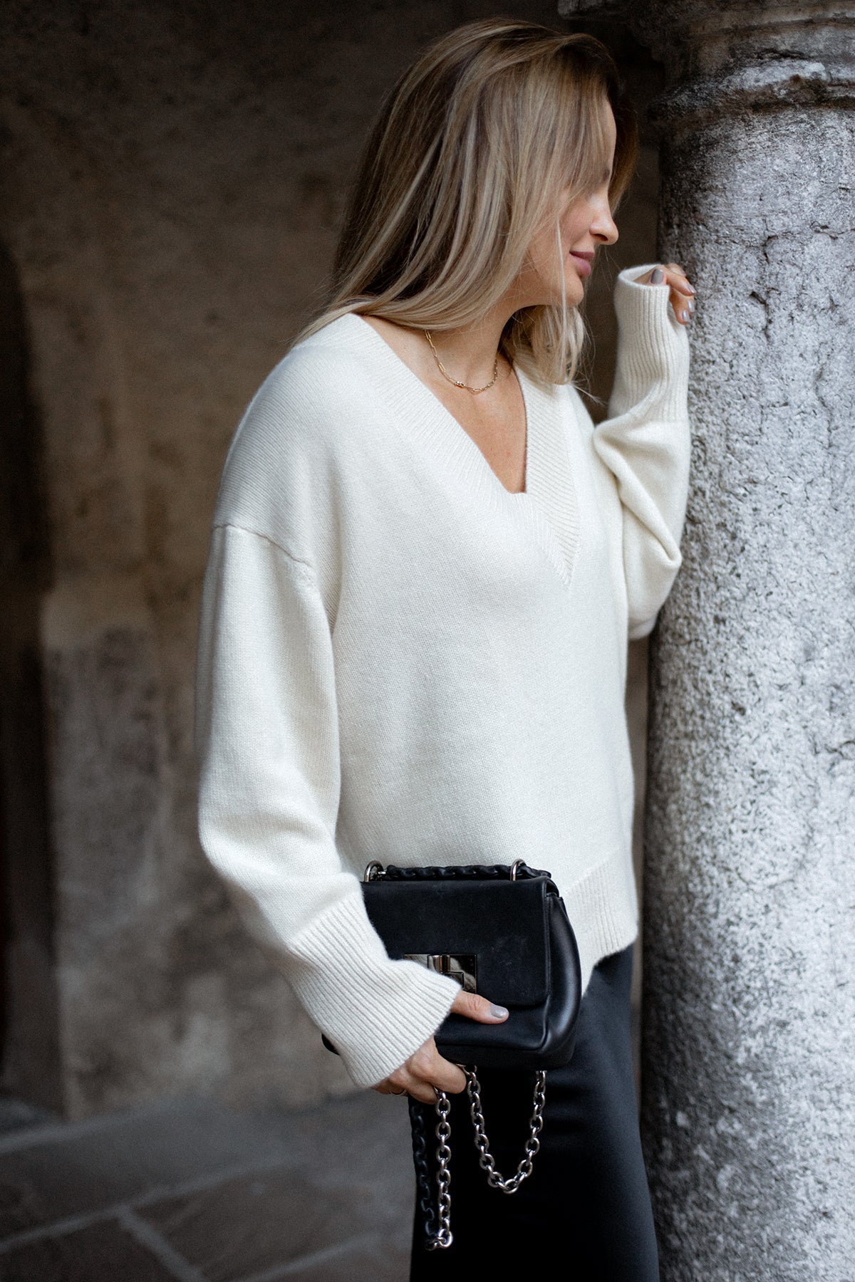 Iconic V-Neck Jumper – Vanilla – view 3