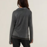 Rear view of the long-sleeve Tess fluid shirt in carbone charcoal, displaying its smooth fabric drape and classic collar setup.