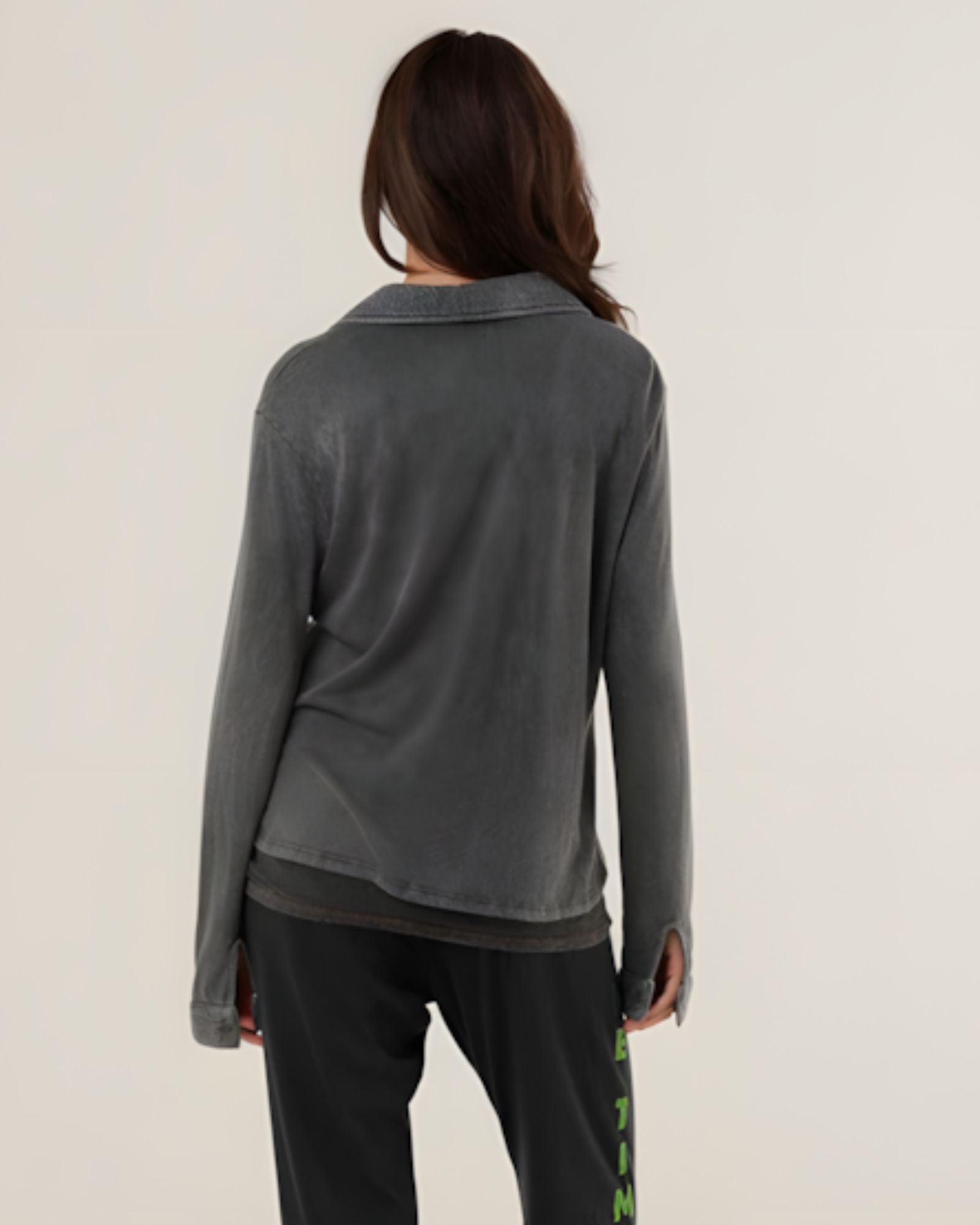 Rear view of the long-sleeve Tess fluid shirt in carbone charcoal, displaying its smooth fabric drape and classic collar setup.