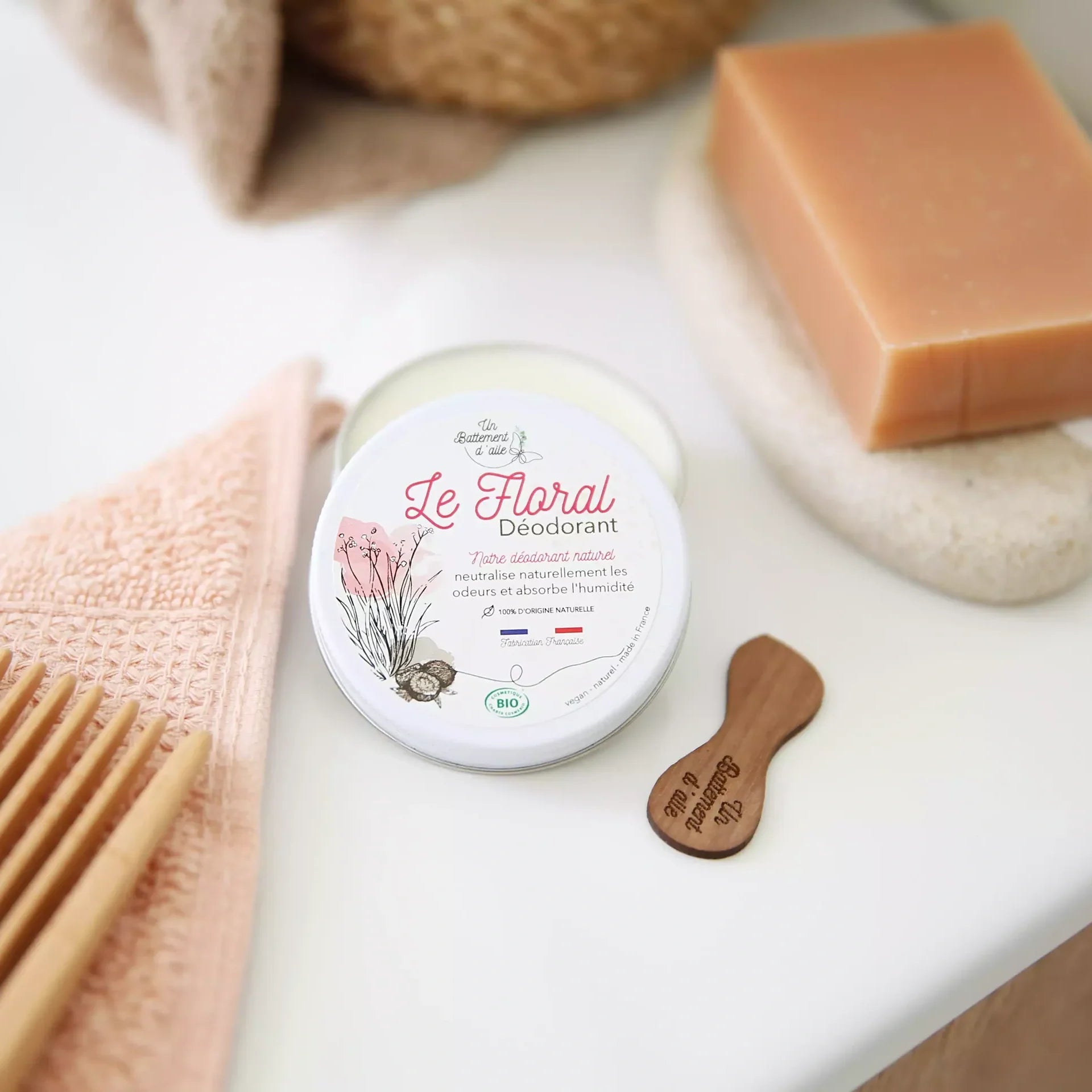Un Battement d'Aile aluminium-free solid deodorant The Floral – open tin