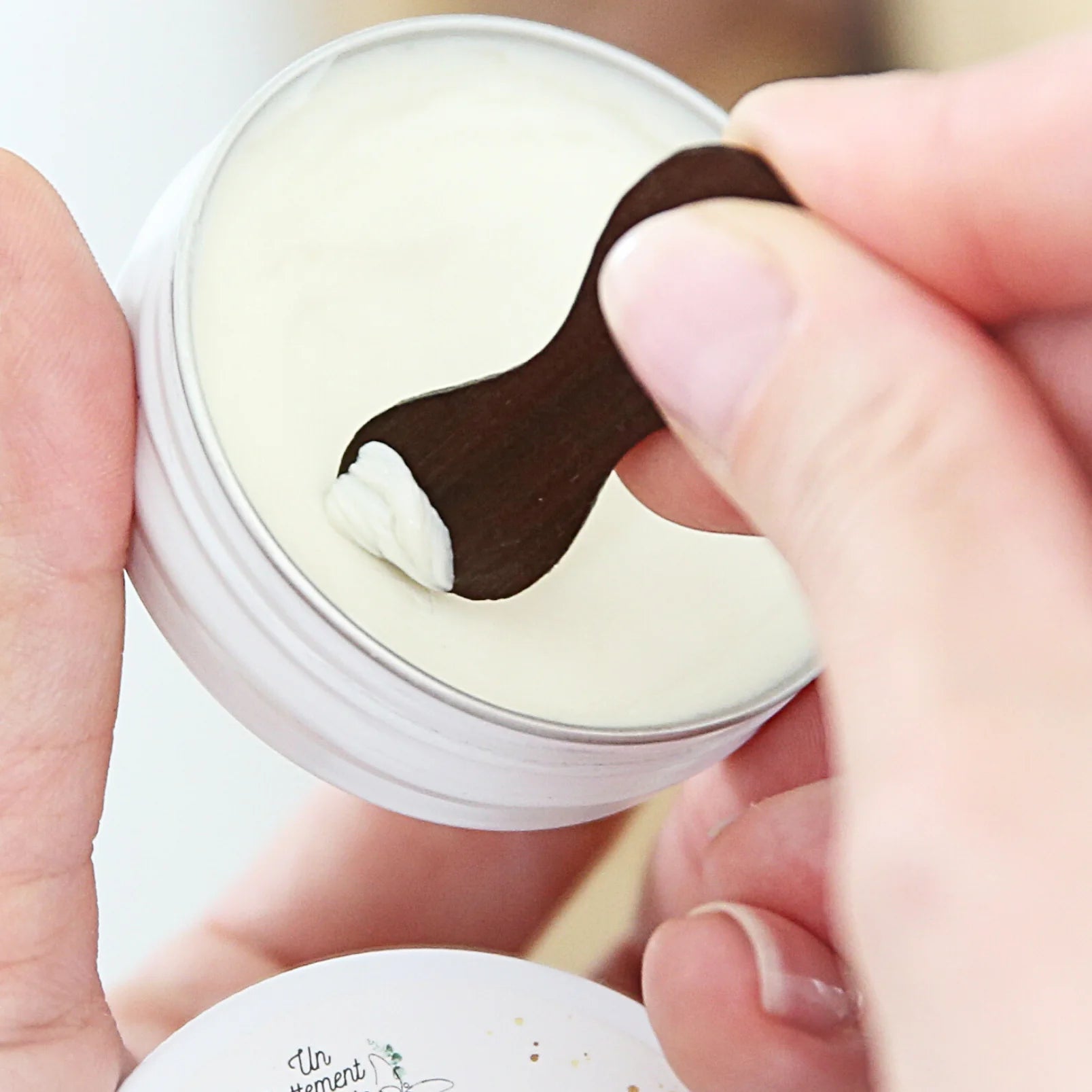 Un Battement d'Aile aluminium-free solid deodorant The Floral – texture