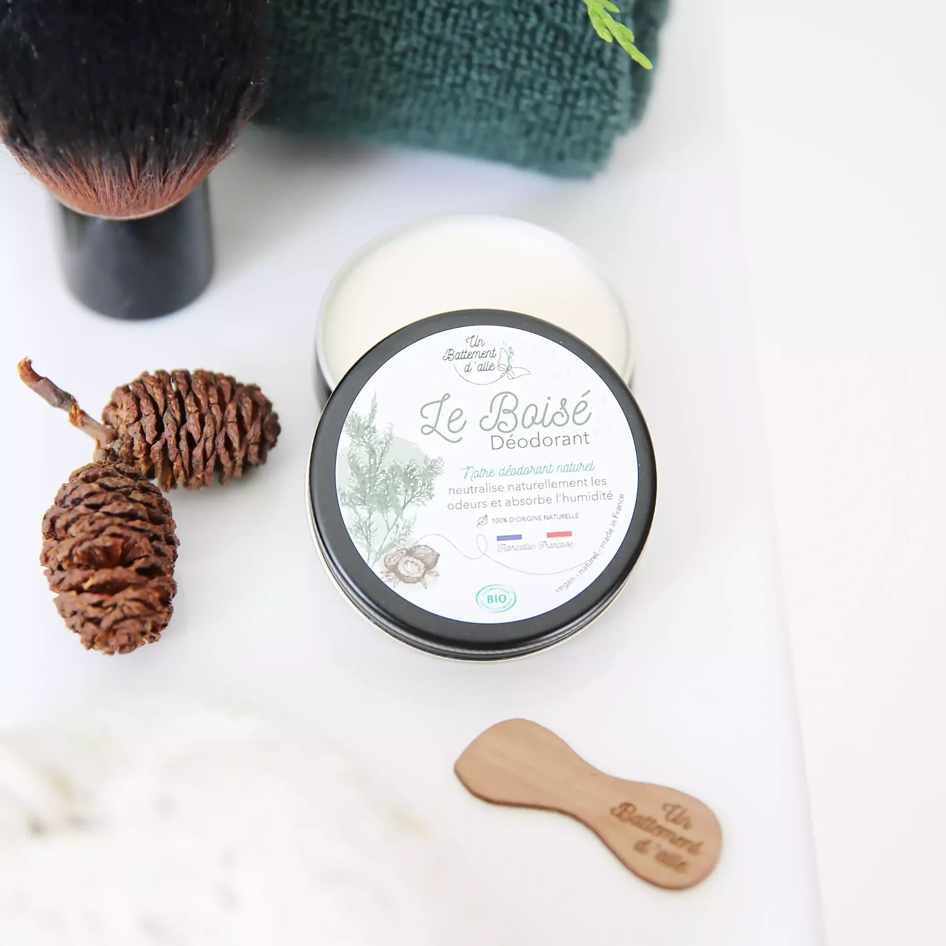 Un Battement d'Aile aluminium-free solid deodorant The Woody – open tin