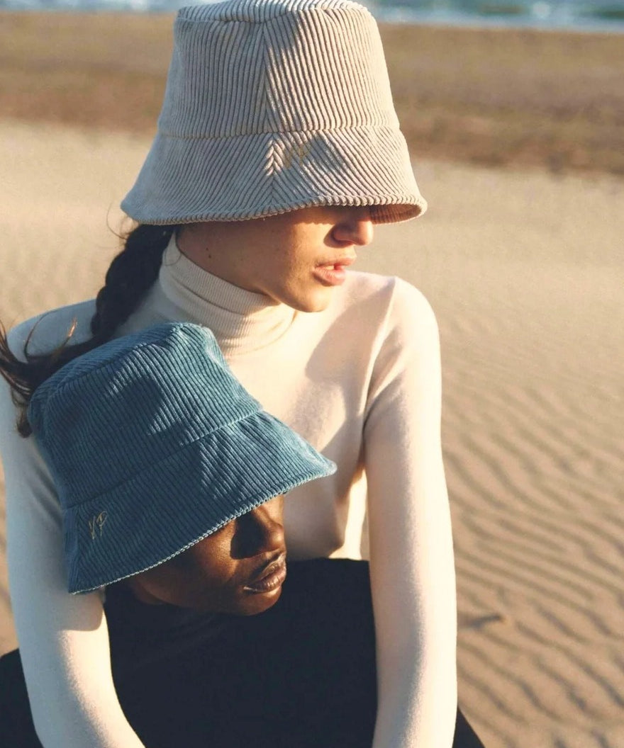 Woman wearing the Van Palma PACO bucket hat in stone on the beach
