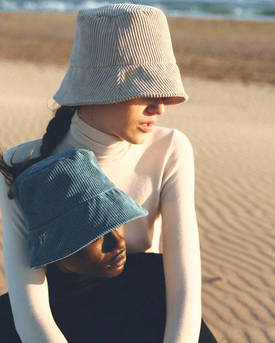 Woman wearing the Van Palma PACO bucket hat in stone on the beach