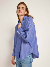 Close-up of Lanius blue poplin shirt at 99things.ch, highlighting organic cotton fabric, stripes and buttons