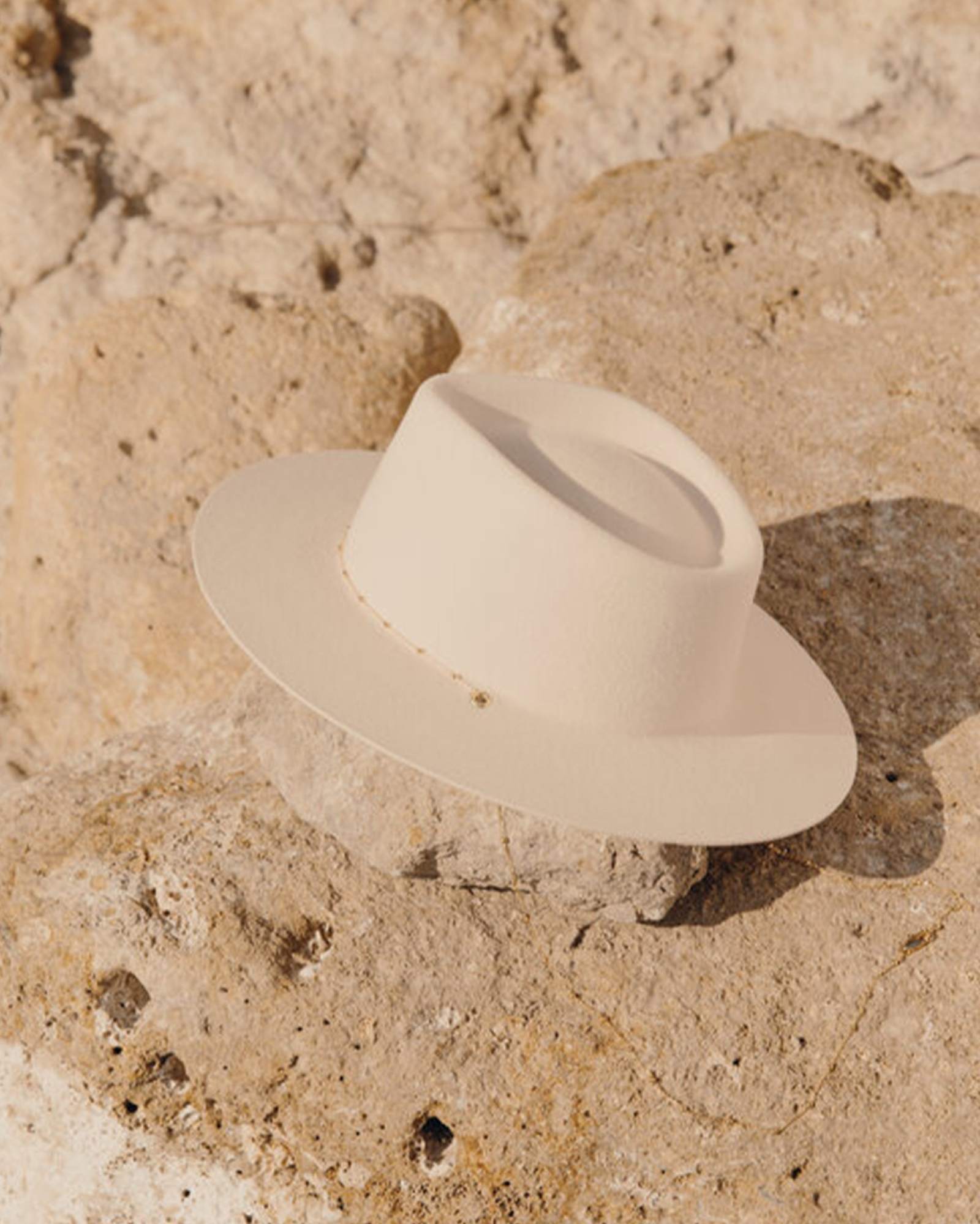 Van Palma Esmée fedora hat in off-white wool felt with gold-plated chain strap
